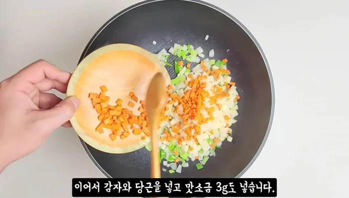 Add onions, potatoes, and carrots. Stir-fry and add 3g of seasoning salt.