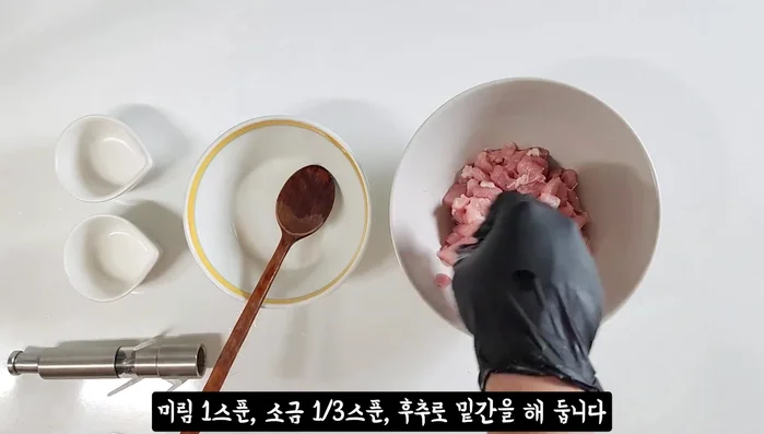 Prepare ingredients: Cut pork, carrots, potatoes, onion, zucchini into bite-sized pieces. Mince garlic. Roughly chop tomatoes.