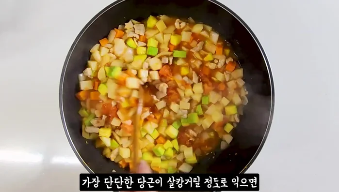 Pour in 400ml of water. Simmer until carrots are tender.
