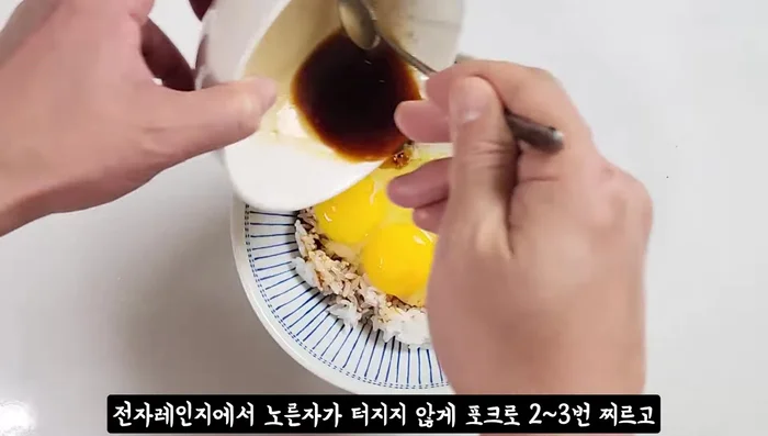 Pour the seasoning sauce over the eggs and rice.
