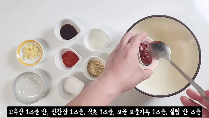 Make the seasoning sauce: Mix pear juice, gochujang, soy sauce, vinegar, red pepper powder, sugar, minced garlic, and water. Dissolve half a spoonful of sesame salt into the sauce. Refrigerate.