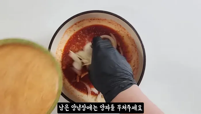 Arrange the onions, Cheongyang pepper, cucumber slices, and boiled egg on top of the noodles. Sprinkle with the remaining sesame salt and sesame oil.