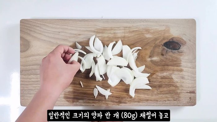 Slice half an onion (80g) and 30g of green onion (or chives). Chop 2 cloves of garlic.