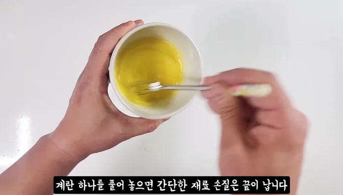 In a pot, fry 2 tablespoons of cooking oil, minced garlic, and 2 tablespoons of chili powder over low heat to make chili oil.