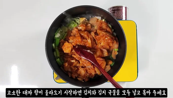 Add kimchi and kimchi broth: Add all the kimchi and kimchi broth to the pot and fry until the lard has evenly spread the kimchi.