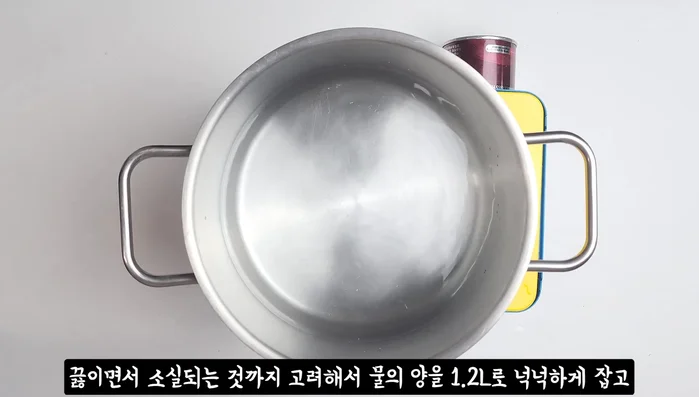 Boil 1.2l of water with 5g of kelp and the anchovies (return the crispy anchovies to the packaging before boiling). Once boiling, reduce heat to medium and remove kelp after 7 minutes.