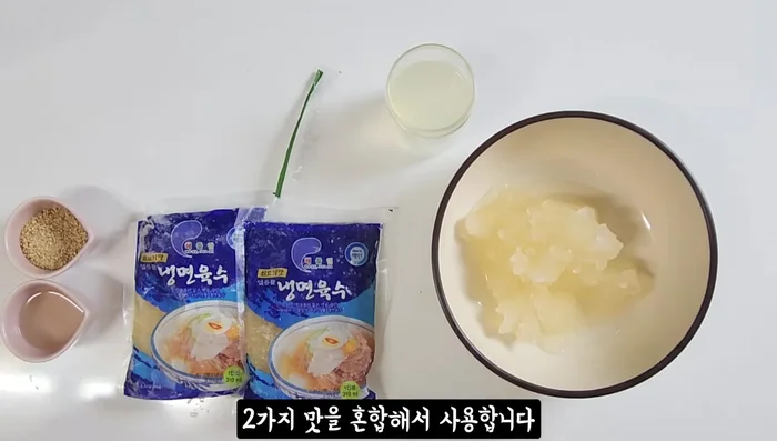 Prepare the dumpling soup broth: Combine dongchimi radish pack, beef radish pack, 200g pear juice (same pear juice used in seasoning sauce), and 5 spoons vinegar. Mix well.