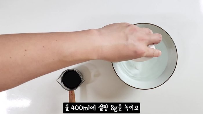 Dissolve sugar in water. Add and dissolve Japanese soy sauce. The ratio of water to soy sauce is 5:1, and sugar is 1 part of soy sauce.