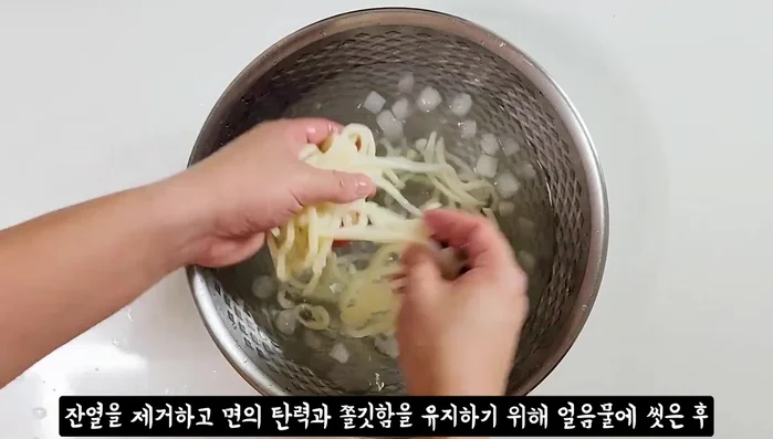 Place noodles in a bowl. Add the chilled broth and green onions.