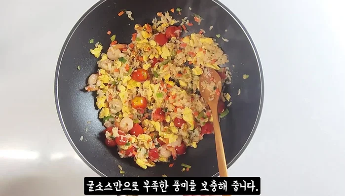 Mix all ingredients, add instant rice, oyster sauce (1.5 spoons), and soy sauce (1 spoon). Add salt to taste.