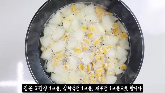 Pour in purified water, lower the heat to medium, and season with soy sauce, tuna sauce, and shrimp sauce.