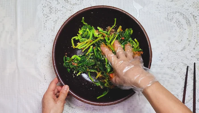 Add the seasoned sauce to the yeoyu-na, ensuring even coating. Mix thoroughly.