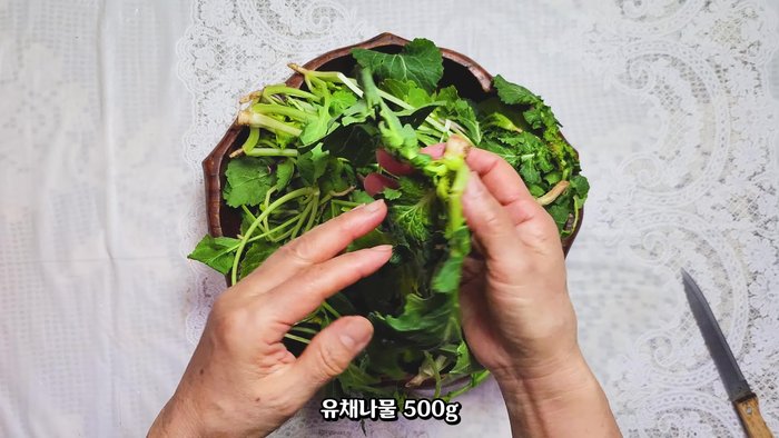 Prepare 500g of rapeseed greens. Cut off the roots and half of the stems.