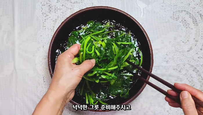 Rinse the blanched yeoyu-na in cold water and drain well to remove excess water.