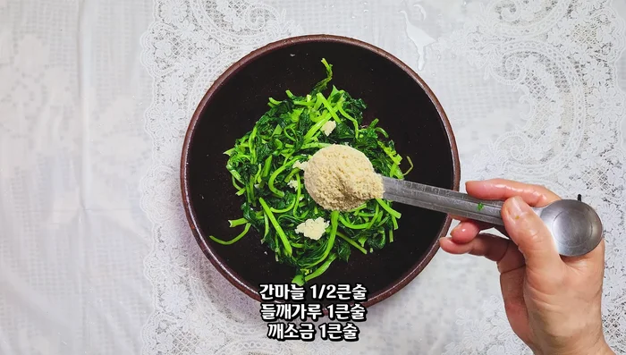 Prepare the seasoning sauce: In a bowl, combine soy sauce, perilla powder, sesame salt, green pepper, ssamjang, and homemade soybean paste. Mix well.