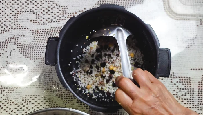 Transfer the five-grain mixture to the rice cooker.