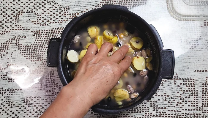 Add chestnuts and salt to the rice cooker; mix well.