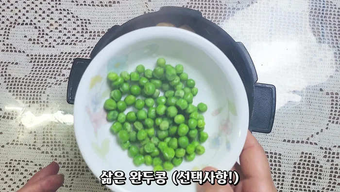 Once cooked, sprinkle boiled peas evenly over the rice and mix well.