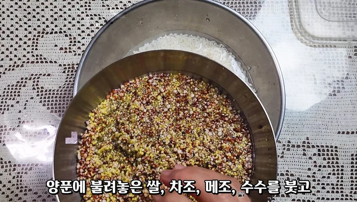 Combine all soaked rice and rice juice in a large bowl and mix well.