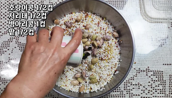Add tiger beans, serite beans, chickpeas, and green onions to the bowl; mix well.