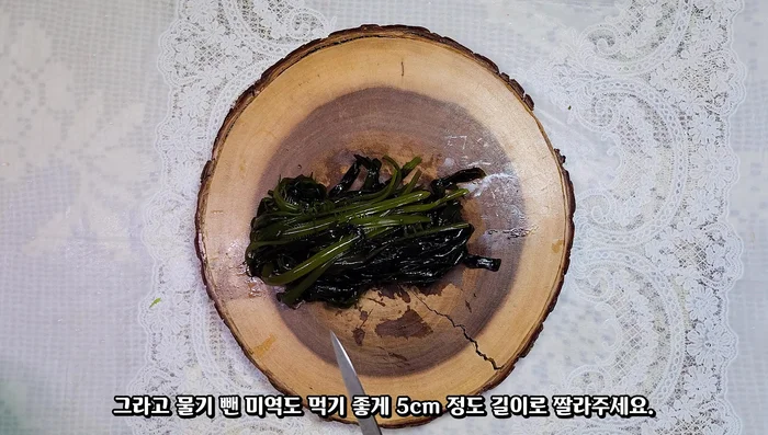 Cut the dried seaweed into 5cm pieces. [159.44]