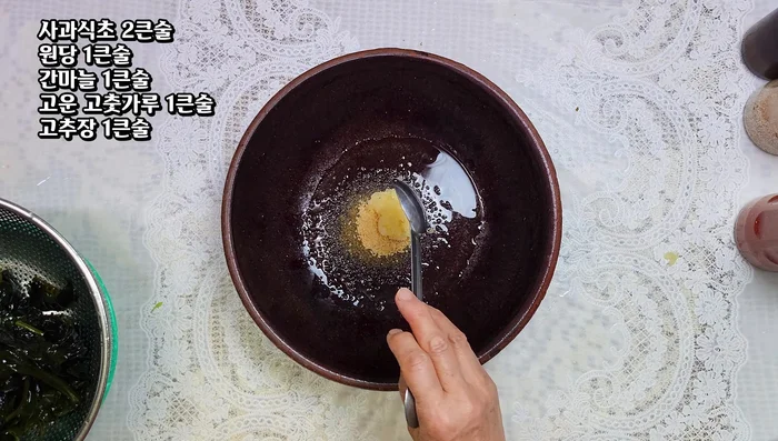 In a bowl, whisk together apple cider vinegar, raw sugar, minced garlic, fine red pepper powder, red pepper paste, and soy sauce (optional). [171.879]