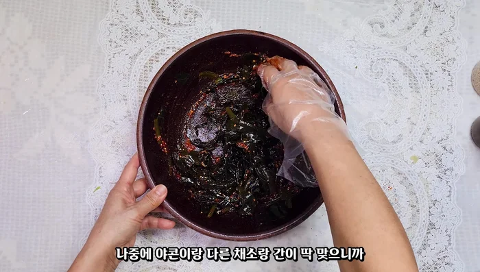 Add the seaweed to the seasoning and mix well. [214.84]