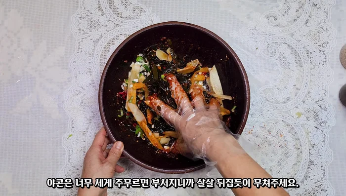 Drizzle with sesame oil and sprinkle with sesame seeds. [229.959]