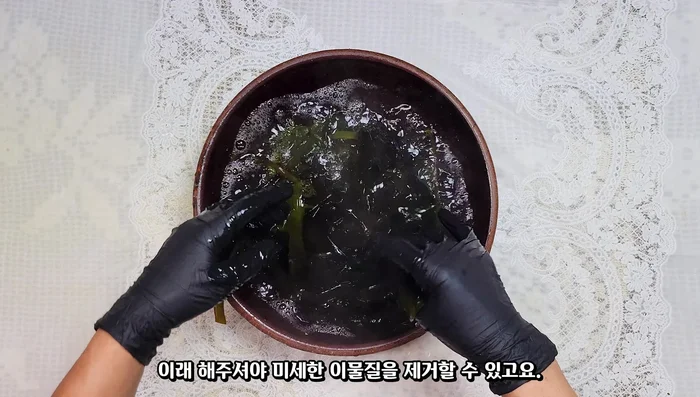 Blanch the seaweed in hot water for 15 seconds, rubbing gently. Drain and add a tablespoon of coarse salt, beating vigorously to remove any remaining impurities and fishy smell. Rinse thoroughly with cold water. [40.16]