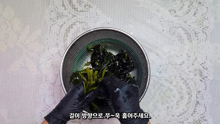 Drain the seaweed and squeeze out excess water. [76.119]