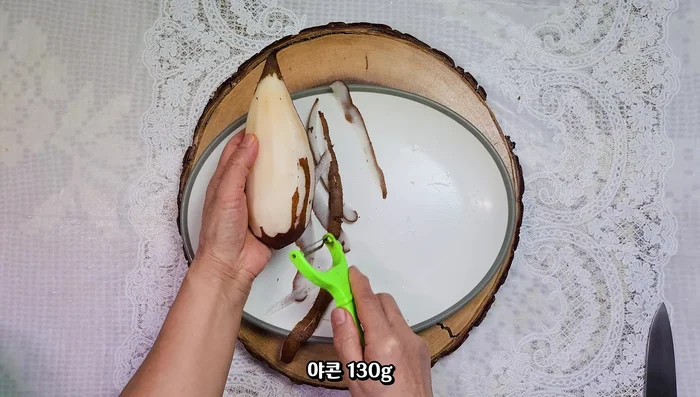 Prepare the yacon by peeling and slicing it diagonally. To prevent browning, soak briefly in lemon water. [90.4]