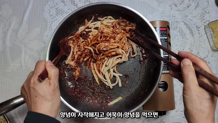 Add the cooled bean sprouts to the pan, stir-fry once with the prepared seasoning.