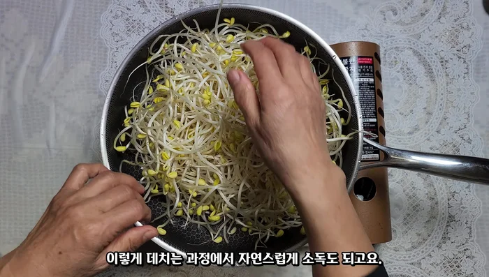 Put the bean sprouts in a pot, add about 200ml of water, close the lid, and blanch until slightly cooked, reserving the vegetable stock.