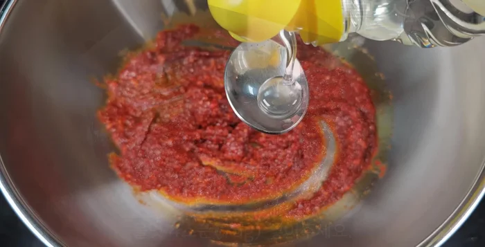 Turn off the heat, add 4 spoons of corn syrup and 4 spoons of rice syrup for sweetness.