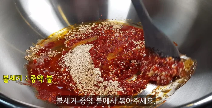 Turn the heat back on to medium, stir-fry until the seasoning boils.