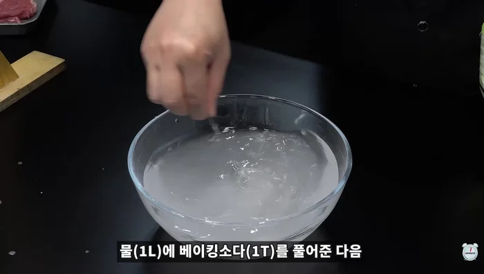 If the meat smells off, dissolve baking soda in water and marinate the meat for 20 minutes.