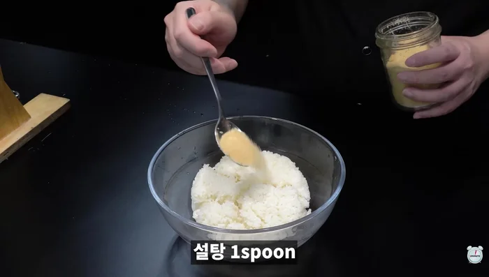 Season the rice with vinegar, sugar, and seasoned salt and mix them.