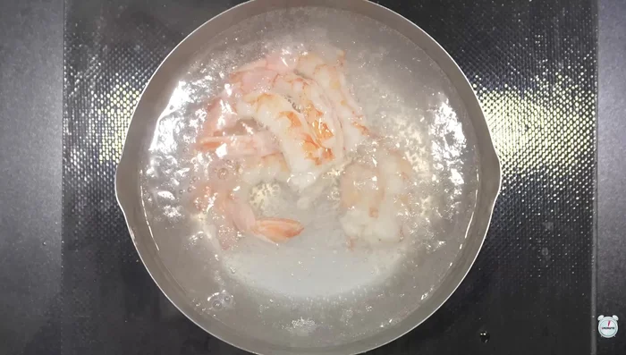 Boil the shrimp in water for a few seconds.