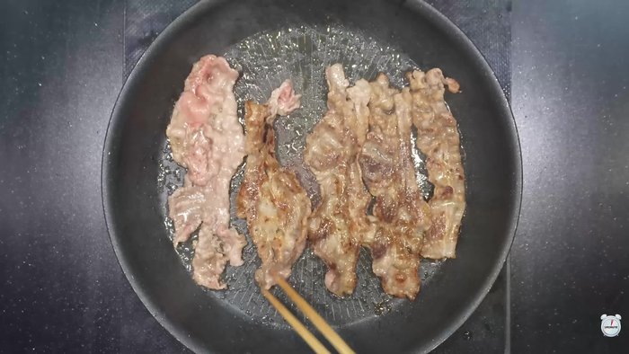 Fry the beef ribs in a pan until golden brown.