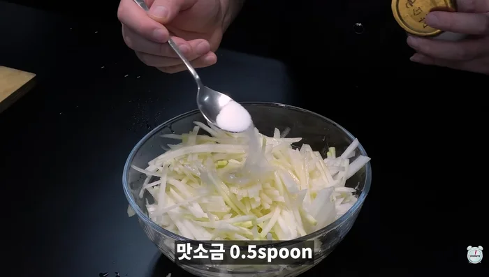 Cut the pork with a vegetable knife, sprinkle oligosaccharide and seasoning salt, and marinate for an hour. Remember to mix the water occasionally.