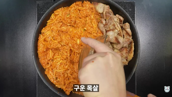 Place the grilled pork next to the fried rice and sprinkle with seaweed powder.