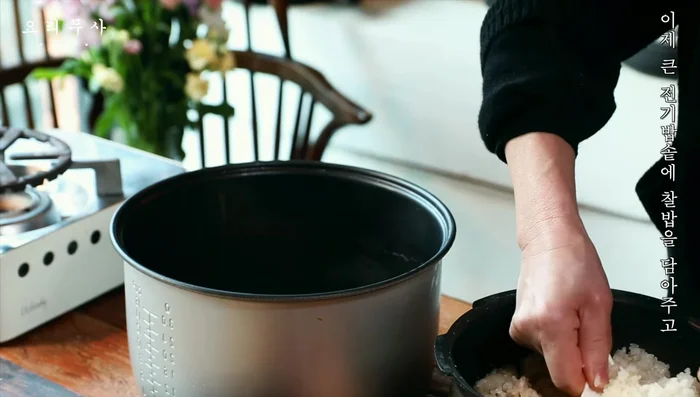 Add cooked glutinous rice to the electric rice cooker. Add water and malt syrup.