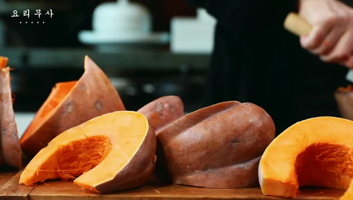 Remove pumpkin threads and roughly peel the skin. Pour in a little water and boil over high heat. Once boiling, reduce heat and simmer for 20 minutes.