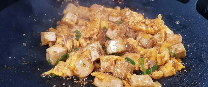 Stir-fry until the tofu and eggs are well-mixed and the seasoning doesn't stick to the bottom. Turn off the heat immediately.