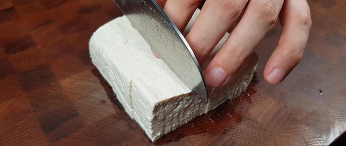 Cut the prepared tofu into bite-size pieces about the size of a finger joint. Cut it into equal parts lengthwise, then lay it down and cut it in half again.