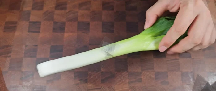 Prepare green onions, cut them thinly, and mix in the white part of the green leaves to make a handful.