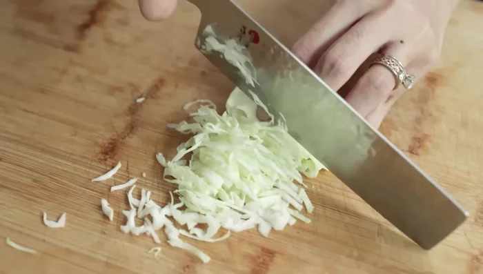 Slice the vegetables (carrots and spring onions).