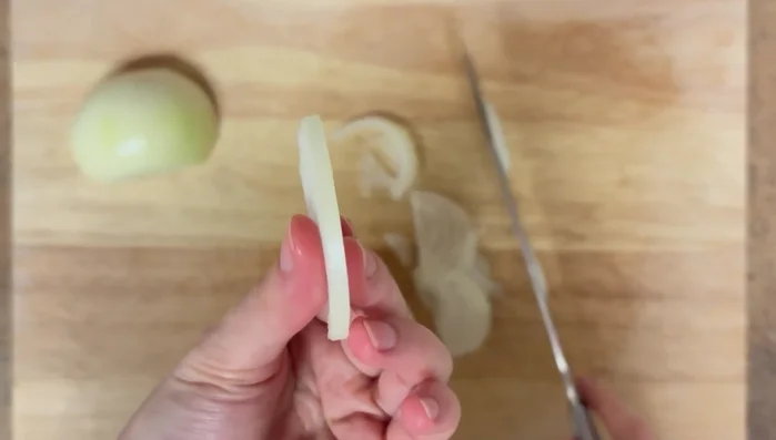 Slice the onion thinly.