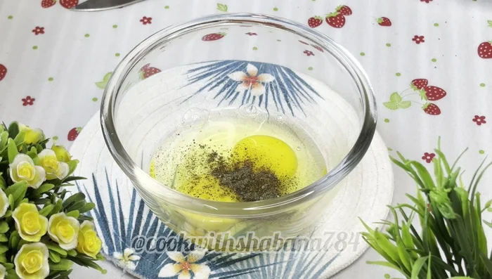 Break two eggs into a bowl. Add 1 teaspoon of black pepper powder and salt to taste. Beat the eggs until frothy (37.68).