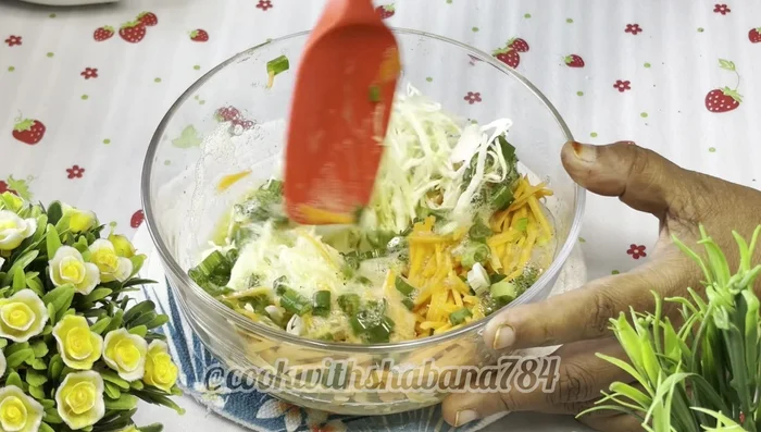 Add the chopped vegetables to the beaten eggs and mix well (83.36).